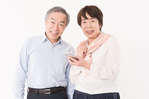 【<座ってできて、ミドルやシニアの方に大人気>紙を投入して、細かくする作業◆】