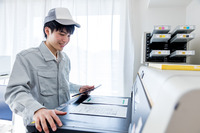 消しゴムサイズ製品の検品作業